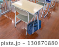 スクールバックの掛った教室にある机と椅子の後方からのクローズアップ、学校イメージ 130870880