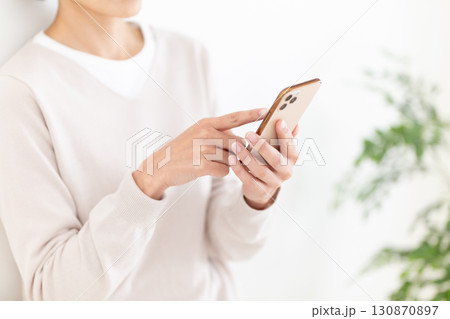 スマホを見るカジュアルのミドル女性ビジネスウーマン 130870897