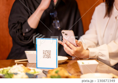 居酒屋　モバイルオーダーで注文する手元 130871349
