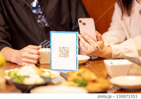 居酒屋　モバイルオーダーで注文する手元 130871351
