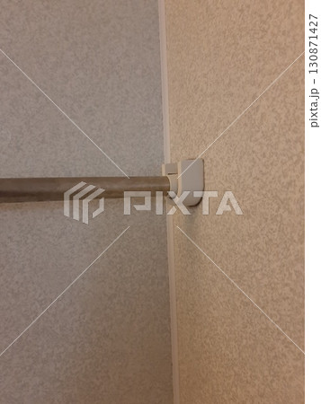 浴室内のポール 130871427