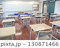 無人の教室の後方から見た机と椅子、学校、教室のイメージ 130871466
