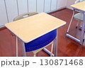 教室の机と椅子、学校、教室のイメージ 130871468