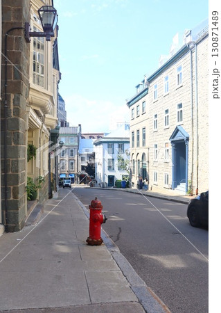 赤い消火栓のある西洋風の街並み 130871489
