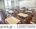 無人の教室の後方から見た机と椅子、学校、教室のイメージ 130871609
