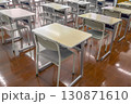 無人の教室に並ぶ机と椅子、学校、教室のイメージ 130871610