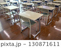 無人の教室に並ぶ机と椅子、学校、教室のイメージ 130871611