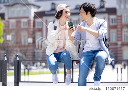 インバウンド　スマホを見ながら東京の街を散策する外国人 130871637