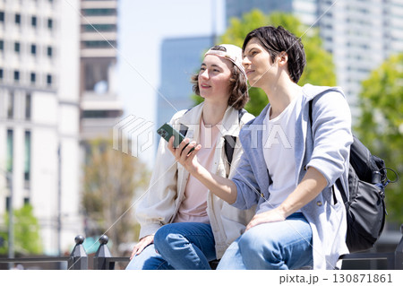 インバウンド　スマホを見ている外国人 130871861