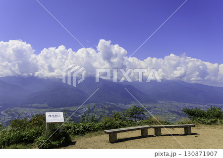 陣馬形山から中央アルプスに夏の雲がかかる伊那谷の絶景展望 130871907