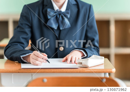学校の教室・塾の授業でテストを受ける中学生,高校生の女の子 学校の教室・塾の授業でテストを受ける中学生,高校生の女の子 130871962