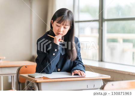 学校の教室・塾の授業でテストを受ける小学生,中学生,高校生の女の子 130871963