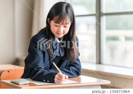 学校の教室・塾の授業でテストを受ける小学生,中学生,高校生の女の子 学校の教室・塾の授業でテストを受ける小学生,中学生,高校生の女の子 130871964