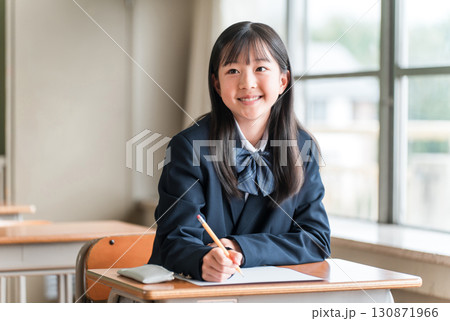 学校の教室・塾の授業でテストを受ける小学生,中学生,高校生の女の子 130871966