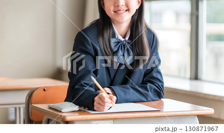 学校の教室・塾の授業でテストを受ける小学生,中学生,高校生の女の子 130871967