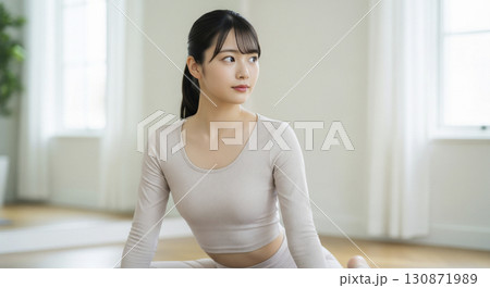 ヨガ・エクササイズをする女性 130871989