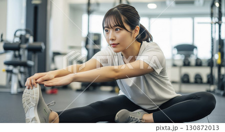ストレッチをする若い女性 130872013