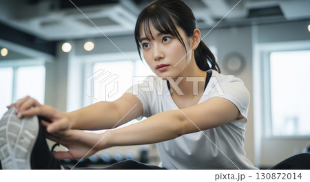ストレッチをする若い女性 130872014