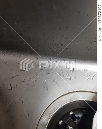 水滴の付いたシンク台　シンク 130872107