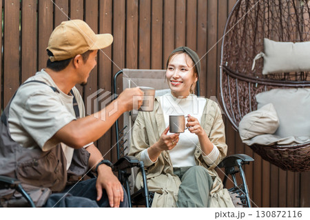 夫婦でキャンプ,グランピング,別荘,民泊を楽しむ夫婦,カップル 夫婦でキャンプ,グランピング,別荘,民泊を楽しむ夫婦,カップル 130872116