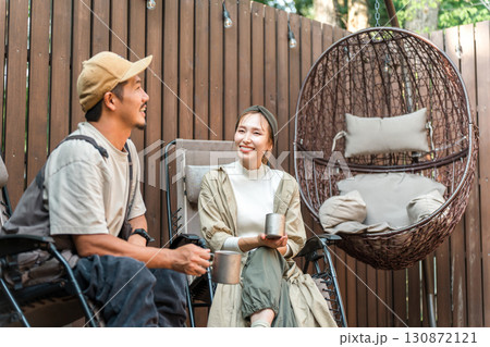夫婦でキャンプ,グランピング,別荘,民泊を楽しむ夫婦,カップル 夫婦でキャンプ,グランピング,別荘,民泊を楽しむ夫婦,カップル 130872121