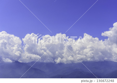 中央アルプスの山並みに夏雲がかかる壮大な青空の風景 130872248