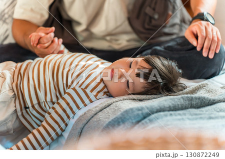 子供部屋,ベッドルームで寝転ぶ女の子,寝かしつけ 130872249