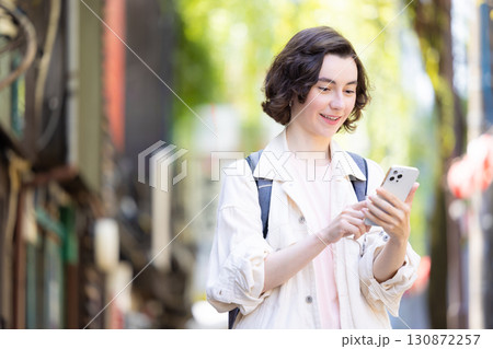 インバウンド 東京の街を散策する外国人女性 インバウンド 東京の街を散策する外国人女性 130872257