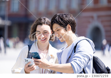 インバウンド　スマホを見ながら東京の街を散策する外国人 130872259