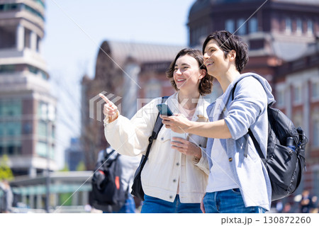 インバウンド スマホを見ながら東京の街を散策する外国人 インバウンド スマホを見ながら東京の街を散策する外国人 130872260