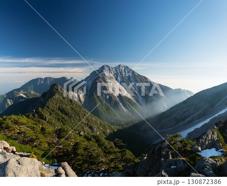 冬の北アルプス　山並み　イラスト 130872386