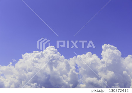 夏の青空に浮かぶ白い入道雲と爽やかな空の風景 130872412
