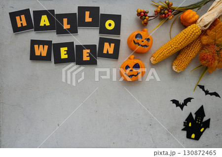 コンクリ背景のハロウィンデコレーション 130872465