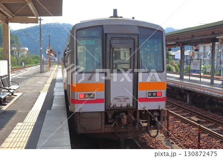 JRと智頭急行の佐用駅に停車中のキハ120形（兵庫県佐用町） 130872475