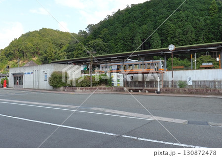 JRと智頭急行の共同使用駅 佐用駅とキハ120形（兵庫県佐用町） 130872478
