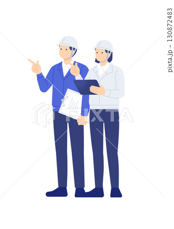 建設現場で指差し確認しながら打ち合わせする男女の作業員チーム 建設現場で指差し確認しながら打ち合わせする男女の作業員チーム 130872483