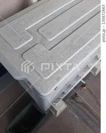 汚れたエアコン室外機 130872663