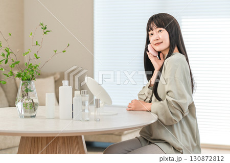 ファンデーション,パウダー,メイクする笑顔のアジア人女性 ファンデーション,パウダー,メイクする笑顔のアジア人女性 130872812