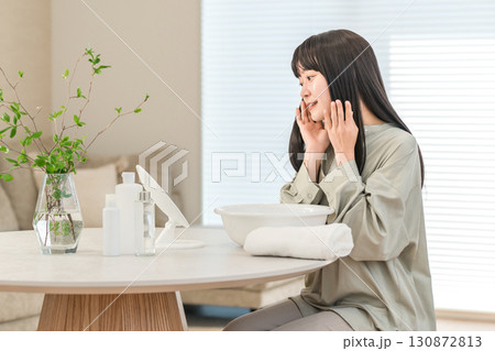 洗顔,スキンケアをする若いアジア人女性 130872813