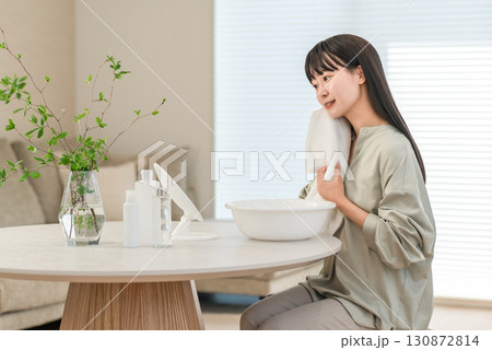 洗顔,タオルドライする若いアジア人女性(洗顔料) 洗顔,タオルドライする若いアジア人女性(洗顔料) 130872814