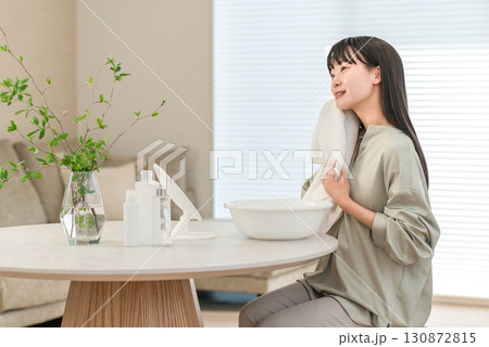 洗顔,タオルドライする若いアジア人女性(洗顔料) 洗顔,タオルドライする若いアジア人女性(洗顔料) 130872815