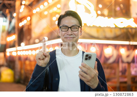 スマホを持つ男性 スマホを持つ男性 130872863
