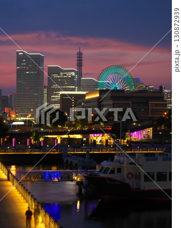 みなとみらい & 象の鼻パークの夕景    都市景観（2025年8月） 130872939
