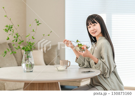 朝食にサラダとヨーグルトを食べるダイエット中の若いアジア人女性 130873160