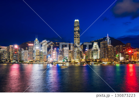 香港　夜のビクトリア・ハーバー（香港島側） 130873223
