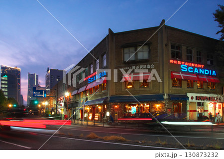 横浜・開港広場前の夕景 都市景観(2025年8月) 横浜・開港広場前の夕景 都市景観(2025年8月) 130873232