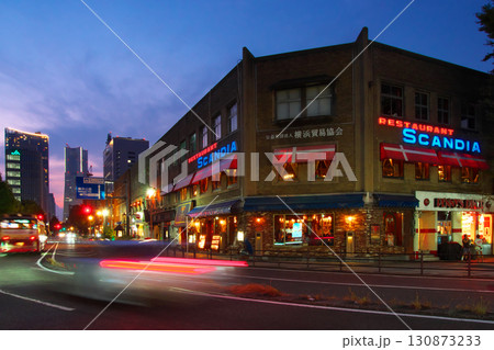 横浜・開港広場前の夕景 都市景観(2025年8月) 横浜・開港広場前の夕景 都市景観(2025年8月) 130873233