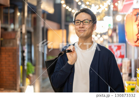 夜の街を歩く男性 夜の街を歩く男性 130873332