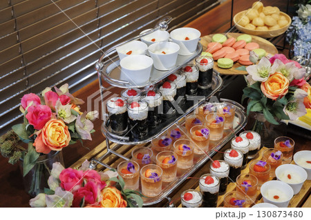 グラスにのったおいしいパフェのデザート 130873480