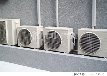 屋外に設置された室外機 屋外に設置された室外機 130873493